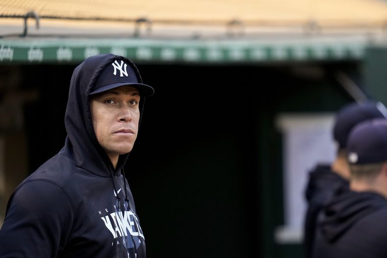 Aaron Judge, de los Yanquis de Nueva York, observa desde la caseta del equipo durante la quinta entrada del juego de béisbol en contra de los Atléticos de Oakland, California, el martes 27 de junio de 2023. (AP Foto/Godofredo A. Vásquez)