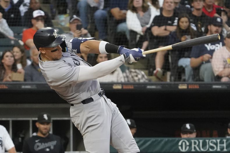 Aaron Judge, de los Yankees de Nueva York, conecta un jonrón contra los Medias Blancas de Chicago durante la cuarta entrada de un juego de béisbol el sábado 30 de agosto de 2025, en Chicago. (AP Photo/David Banks)