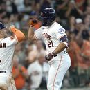 El dominicano Yainer Díaz (21) y Alex Bregman (2) celebran mientras ambos anotaban para los Astros de Houston con el cuadrangular de Díaz ante los Mets de Nueva York, durante la cuarta entrada del juego de este miércoles 21 de junio de 2023, disputado en Houston. (AP Photo/David J. Phillip)