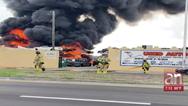incendio en un rastro de vehiculos en opa-locka quemo decenas de autos