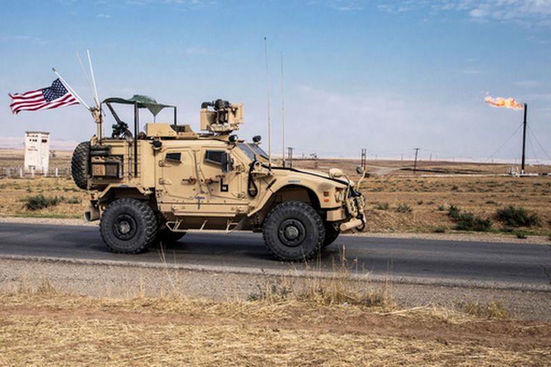Fuerzas estadounidenses patrullan en campos petroleros en Siria el 28 de octubre del 2019. (AP foto/Baderkhan Ahmad)