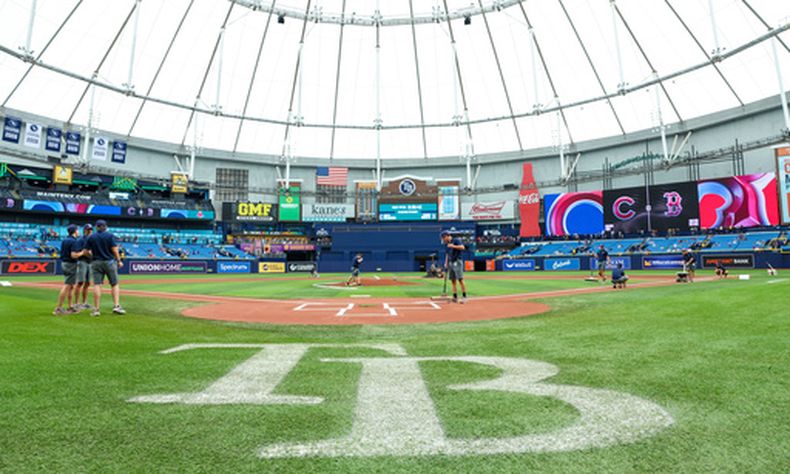 Empleados trabajan en el diamante del estadio Tropicana Field previo a un juego entre los Cachorros de Chicago y los Medias Rojas de Boston, el domingo 27 de septiembre de 2026, en St. Petersburg, Florida. (AP Foto/Chris Urso)