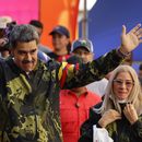 ARCHIVO - El presidente Nicolás Maduro, acompañado por la primera dama Cilia Flores, saluda a sus partidarios durante un evento que conmemora el aniversario del golpe de estado de 1958 que derrocó al dictador Marcos Pérez Jiménez, en Caracas, Venezuela, el 23 de enero de 2024. (AP Foto/Jesús Vargas, Archivo)