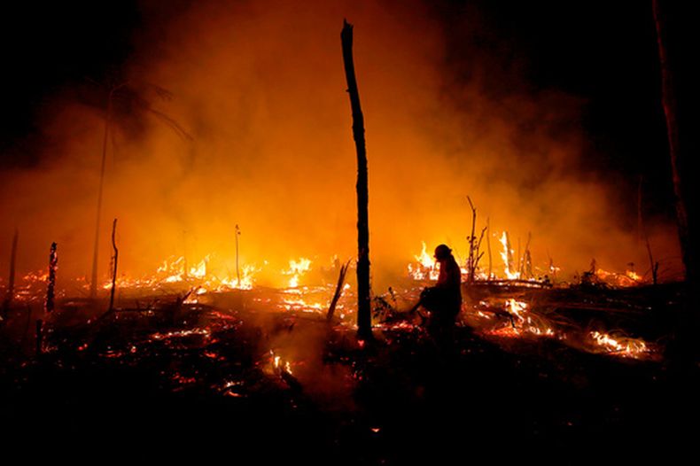 ARCHIVO – Un equipo de bomberos trabaja para apagar un incendio en el boque de Amazonía durante una sequía con altas temperaturas en el municipio rural de Careiro Castanho, en el estado Amazonas, Brasil, el 21 de octubre de 2023. (AP Foto/Edmar Barros, Archivo)