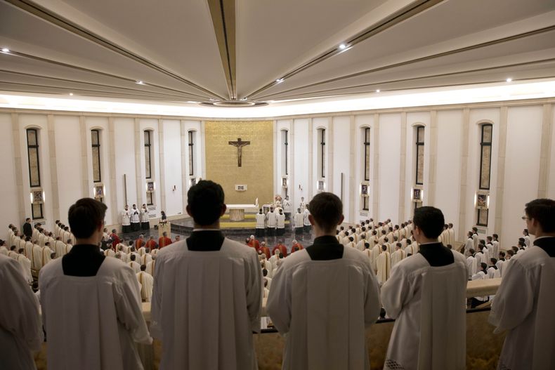Prelados escuchan una misa celebrada por el cardenal Velasio de Paolis en la sede de la Legi&oacute;n de Cristo, el Ateneo Pontificio Regina Apostolorumen en Roma, el mi&eacute;rcoles 8 de enero de 2014. Con la misa se inicia la reuni&oacute;n de un mes d
