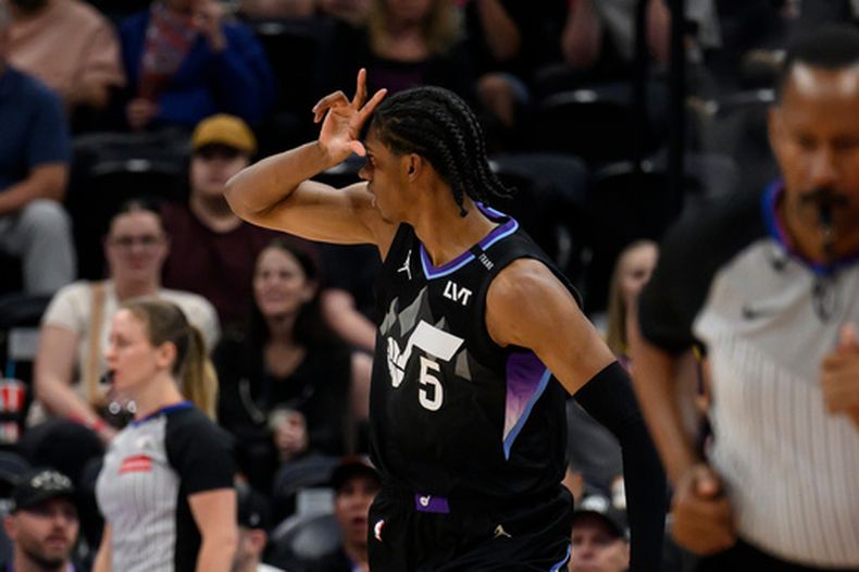 El alero del Jazz de Utah, Cody Williams (5), reacciona tras anotar una canasta de tres puntos durante la primera mitad de un juego de baloncesto de la NBA contra los Bucks de Milwaukee, el jueves 19 de marzo de 2026, en Salt Lake City. (Foto AP/Tyler Tate)