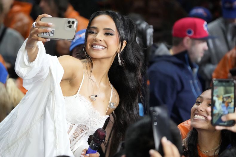 ARCHIVO - Becky G se toma una selfie con sus fans durante su presentación en el programa Today de NBC en la Plaza Rockefeller el 25 de agosto de 2023, en Nueva York. Becky G lanzó su disco Esquinas el 28 de septiembre de 2023. (Foto Charles Sykes/Invision/AP, archivo)