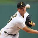 El abridor de los Piratas de Pittsburgh Mitch Keller lanza en la primera entrada del encuentro ante los Padres de San Diego el miércoles 28 de junio del 2023. (AP Foto/Gene J. Puskar)