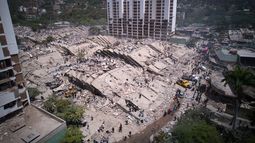 Residentes y rescatistas buscan entre los escombros dos días después de un sismo que remeció La Guaira, Venezuela, el 26 de junio de 2026. (AP Foto/Juan Pablo Arraez) Residentes y rescatistas buscan entre los escombros dos días después de un sismo que remeció La Guaira, Venezuela, el 26 de junio de 2026. (AP Foto/Juan Pablo Arraez)