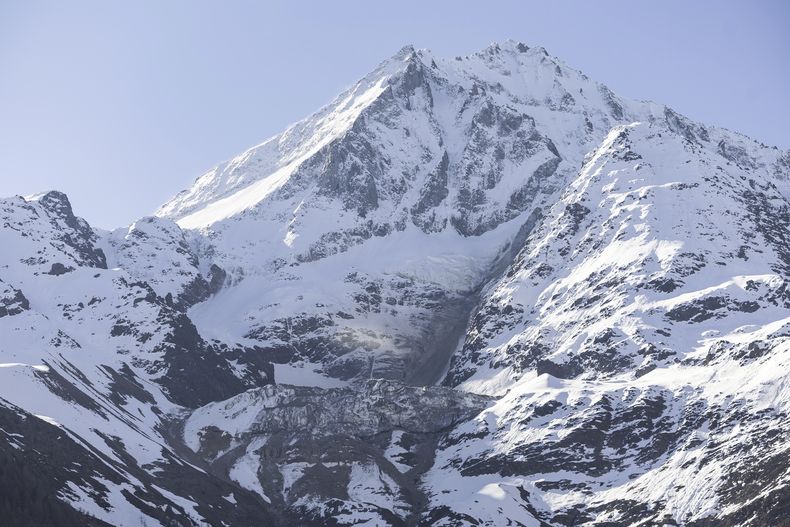 Desprendimiento de rocas en la montaña Bietschhorn, el domingo 18 de mayo de 2025 en Blatten, Suiza. (Cyril Zingaro/Keystone vía AP)