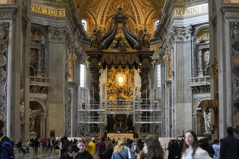 ARCHIVO - Un andamio rodea un baldaquino de bronce del siglo XVII realizado por Giovan Lorenzo Bernini que cubre el Altar de la Confesión papal, en la Basílica de San Pedro, en el Vaticano, el miércoles 21 de febrero de 2024. (AP Foto/Andrew Medichini, archivo)