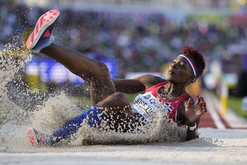 En esta imagen de archivo, la saltadora dominicana Ana Lucía José Tima, compite en la final de triple salto de los Mundiales de Atletismo, el 18 de julio de 2022, en Eugene, Oregon. (AP Foto/David J. Phillip, archivo)