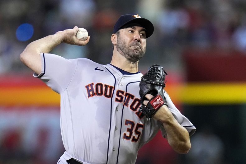 Justin Verlander, de los Astros de Houston, lanza en el juego ante los Diamondbacks de Arizona, el sábado 30 de septiembre de 2023 (AP Foto/Ross D. Franklin)