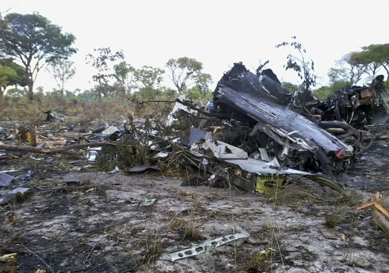 Imagen de archivo tomada el 30 de novoembre de 2013 que muestra los restos del avi&oacute;n de la l&iacute;nea Mozambique Airlines que se estrell&oacute; un d&iacute;a antes en el Parque Nacional Bwabwata, en Namibia, y caus&oacute; la muerte de los 27 pa
