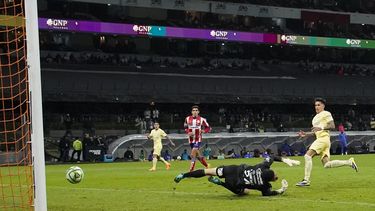Brian Rodríguez (derecha) anota un gol para el América en el partido contra Atlético San Luis en la ida de los cuartos de final del torneo Clausura, el sábado 13 de mayo de 2023, en el estadio Azteca de la Ciudad de México. (AP Foto/Eduardo Verdugo)