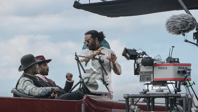 Esta imagen publicada por Warner Bros. Pictures muestra a los actores Delroy Lindo, de izquierda a derecha, y Michael B. Jordan con el director, guionista y productor Ryan Coogler en el set de Sinners. (Eli Adé/Warner Bros. Pictures via AP)