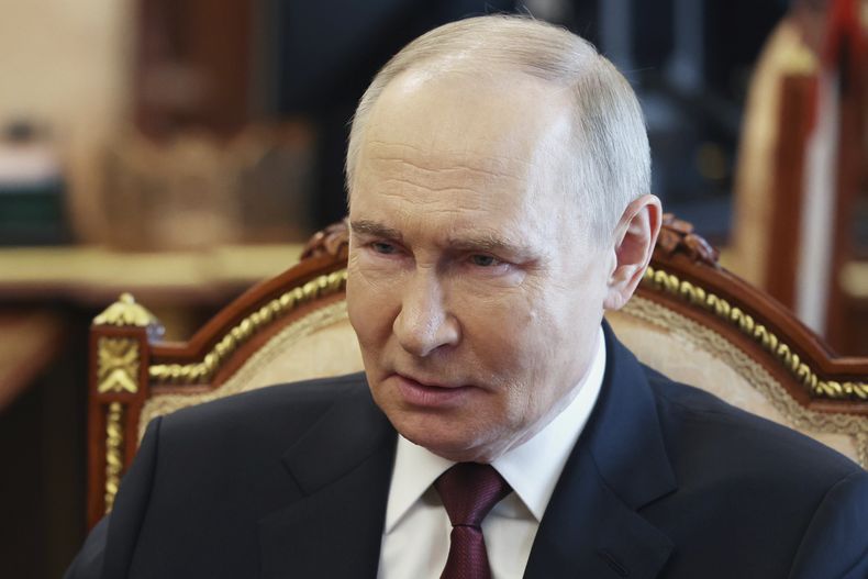 El presidente ruso Vladimir Putin reunido con el jefe del Estado Mayor ruso general Valery Gerasimov en el Kremlin en Moscú, el 19 de abril del 2025. (Vyacheslav Prokofyev, Sputnik, Kremlin Pool Photo via AP)
