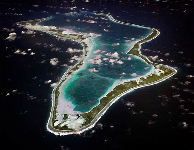 ARCHIVO – En la imagen, publicada por la Marina de Estados Unidos, se muestra una vista aérea de la base Diego García, en el grupo de islas Chagos. (Marina de Estados Unidos vía AP, Archivo)