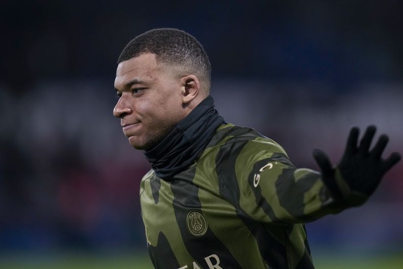 El delantero del Paris Saint-Germain Kylian Mbappe calienta previo al partido contra Brest en la liga francesa, el domingo 28 de enero de 2023, en París. (AP Foto/Thibault Camus)