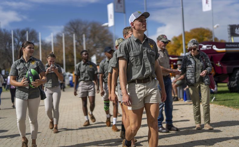 Granjeros visitan la feria agrícola de Nampo, una de las más grandes del hemisferio sur, cerca de Bothaville, Sudáfrica, el 15 de mayo de 2025. (AP Foto/Jerome Delay)