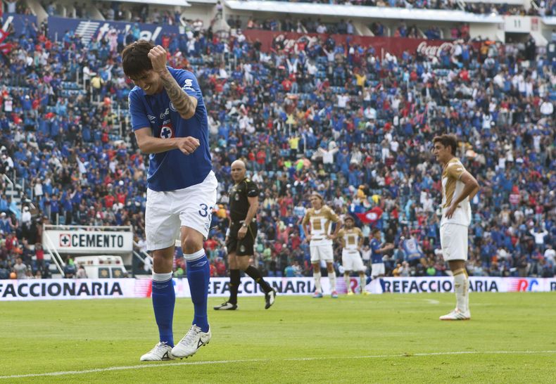 El argentino Mauro Formica, del Cruz Azul, celebra luego de anotar frente a Pumas, el s&aacute;bado 26 de abril de 2014, en un partido del Clausura mexicano (AP Foto/Christian Palma)