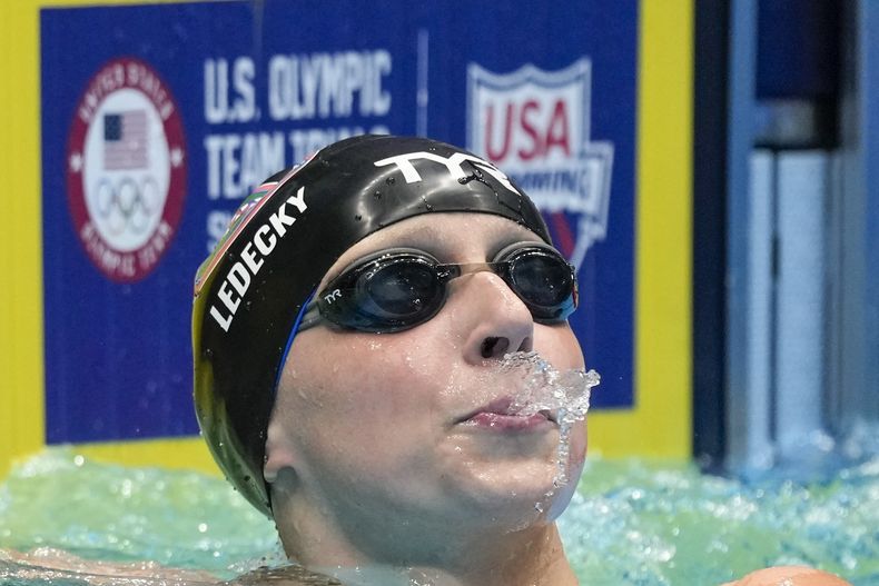 Katie Ledecky tras la ronda preliminar de los 800 metros libres femenino del Preolímpico de Estados Unidos, el viernes 21 de junio de 2024, en Indianápolis. (AP Foto/Michael Conroy)