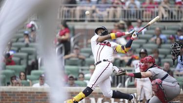 Ronald Acuña Jr. de los Bravos de Atlanta batea en el cuarto inning ante los Angelinos de Los Ángeles, el miércoles 2 de agosto de 2023. (AP Foto/Brynn Anderson)