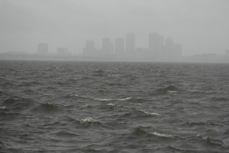 La lluvia comienza a caer antes de la llegada del huracán Milton el miércoles 9 de octubre de 2024, en Tampa, Florida. (AP Foto/Julio Cortez)