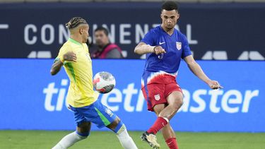 Antonee Robinson, de Estados Unidos, despeja el balón frente a Raphinha de Brasil, en un partido amistoso realizado el miércoles 12 de junio de 2024, en Orlando, Florida (AP Foto/John Raoux)