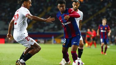 Alejandro Balde, del Barcelona, a la derecha, disputa el balón con Loic Bade, del Sevilla, durante el partido del viernes 29 de septiembre de 2023, en Barcelona. (AP Foto/Joan Monfort)