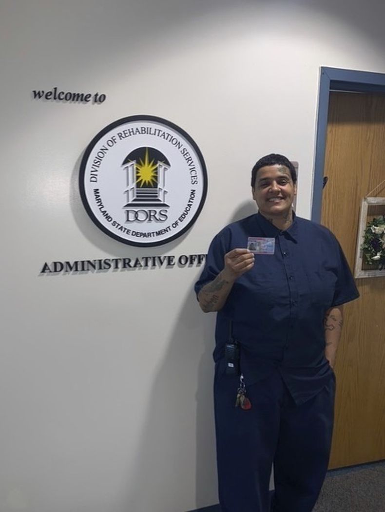 En esta foto cortesía de María Pires, María Pires posa para una foto con su permiso de trabajo obtenido gracias a las clases de la División de Servicios de Rehabilitación de Maryland, cerca de Baltimore, Maryland, el 9 de septiembre de 2024. (María Pires vía AP)