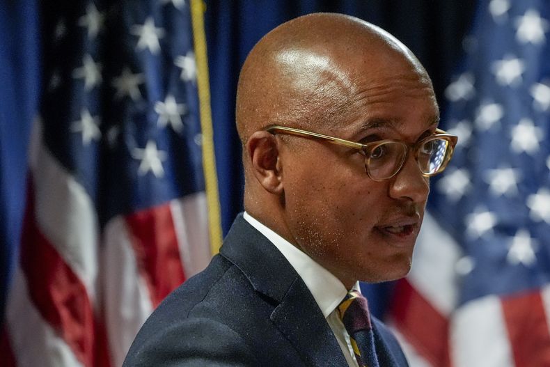 El fiscal federal Damian Williams habla sobre los cargos federales de tráfico sexual y extorsión contra Sean Diddy Combs durante una conferencia de prensa el martes 17 de septiembre de 2024 en Nueva York. (Foto AP/Pamela Smith)
