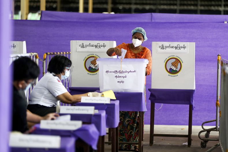 Un centro de votación de Yangón, Myanmar, el 8 de noviembre del 2020. (AP foto/Thein Zaw)