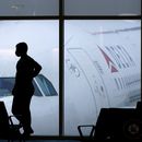 ARCHIVO - Un pasajero espera un vuelo de Delta Airlines en el Aeropuerto Internacional Hartsfield-Jackson en Atlanta el 18 de febrero de 2021. (AP Foto/Charlie Riedel, Archivo)