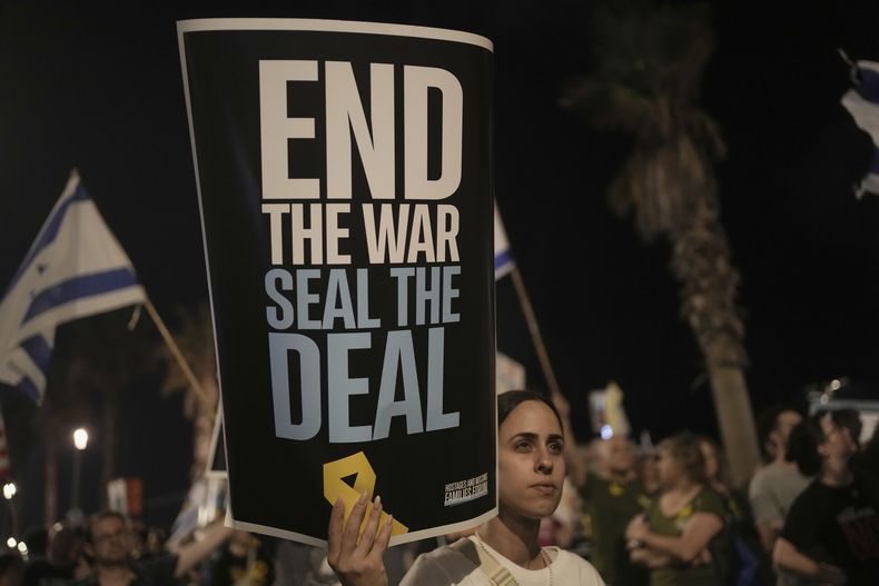 Gente participa en una protesta ante la embajada estadounidense para reclamar el final de la guerra y la liberación inmediata de los rehenes retenidos por Hamás en la Franja de Gaza, y contra el gobierno del primer ministro israelí, Benjamin Netanyahu, en Tel Aviv Israel, el sábado 19 de julio de 2025. (AP Foto/Maya Alleruzzo)