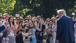 El presidente Donald Trump habla con sus partidarios antes de partir en el Marine One desde el jardín sur de la Casa Blanca, el viernes 25 de julio de 2025, en Washington. El presidente viajaba a Escocia. (AP Foto/Alex Brandon)
