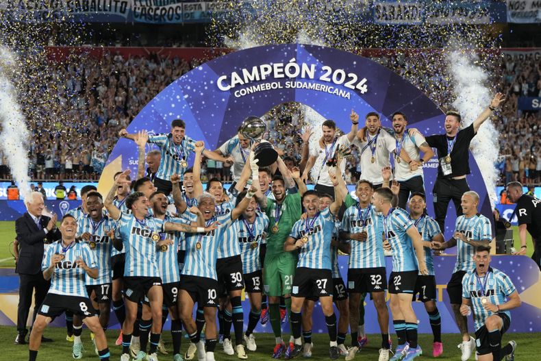 Los jugadores de Racing de Argentina festejan con el trofeo de la Copa Sudamericana, tras vencer en la final a Cruzeiro de Brasil, el sábado 23 de noviembre de 2023 (AP Foto/Jorge Saenz)