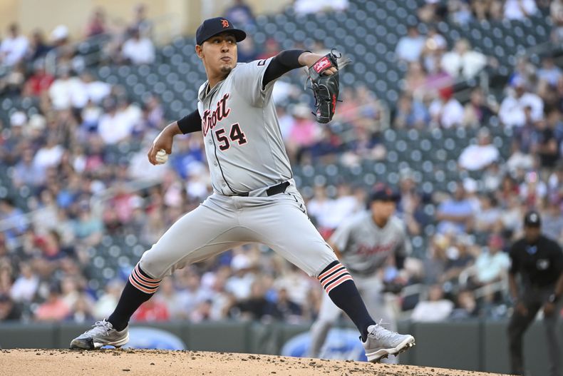 El venezolano Keider Montero, abridor de los Tigres de Detroit, lanza en el juego del miércoles 3 de julio de 2024, ante los Mellizos de Minnesota (AP Foto/Craig Lassig)