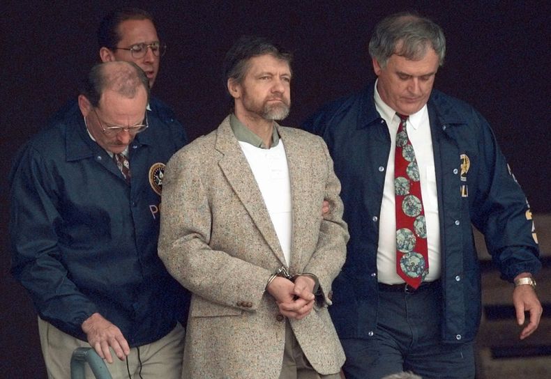 Archivo - Theodore Kaczynski, conocido como el Unabomber, camina escoltado por alguaciles por los escalones de un juzgado federal hacia un vehículo el 21 de junio de 1996, en Helena, Montana. (AP Foto/Elaine Thompson, Archivo)