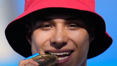 El mexicano Osmar Olvera muerde su medalla de oro durante la premiación del trampolín de 3 metros de los Juegos Centroamericanos y del Caribe, el sábado 1 de agosto de 2026, en Santo Domingo. (AP Foto/Fernando Vergara)