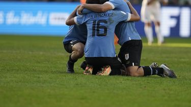 Los futbolistas de Uruguay celebran el triunfo sobre Israel en la semifinal del Mundial Sub en el estadio Diego Maradona de La Plata, Argentina, jueves 8 junio, 2023. (AP Foto/Ricardo Mazalan)