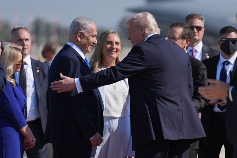 El presidente de Estados Unidos, Donald Trump, saluda al primer ministro israelí, Benjamin Netanyahu, a su llegada al aeropuerto Ben Gurion, el lunes 13 de octubre de 2025, cerca de Tel Aviv. (AP Foto/Evan Vucci)
