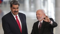 El presidente de Brasil Luiz Inácio Lula da Silva, a la derecha, estrecha la mano de su homólogo venezolano Nicolás Maduro antes de su cumbre bilateral en el palacio de Planalto, el lunes 29 de mayo de 2023, en Brasilia. (AP Foto/Gustavo Moreno)