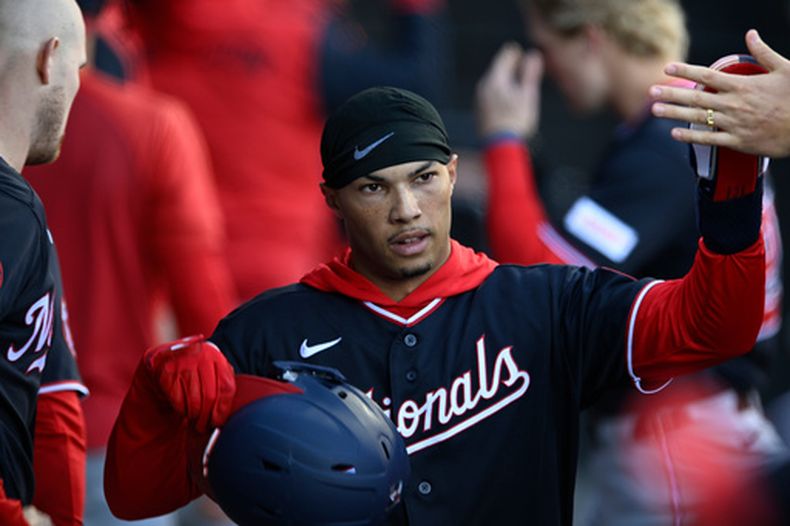 Daylen Lile de los Nacionales de Washington celebra con sus compañeros en la caseta tras anotar gracias a un sencillo de Nasim Nuñez durante la cuarta entrada de un partido de béisbol contra los Medias Blancas de Chicago en Chicago, el sábado 25 de abril de 2026. (AP Foto/Paul Beaty)
