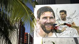 El artista Maximiliano Bagnasco pinta un mural de Lionel Messi el lunes 10 de julio de 2023, en el vecindario Wynwood de Miami (AP Foto/Lynne Sladky)