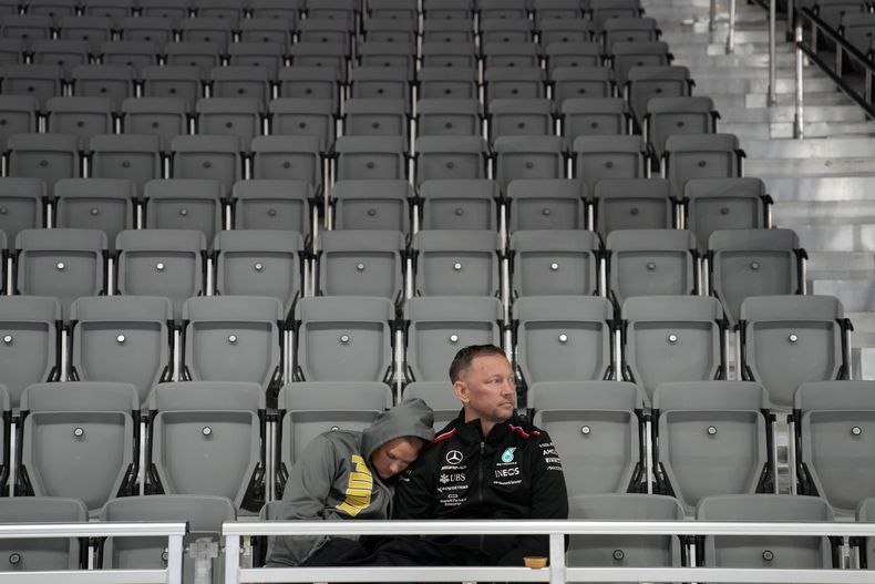 Aficionados esperan tras el retraso antes de la segunda práctica del Gran Premio de Las Vegas de la Fórmula Uno el jueves 16 de noviembre del 2023. (AP Foto/John Locher)