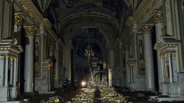 Bomberos caminan dentro de la catedral de Transfiguración de Odesa, muy dañada por un ataque de misiles en Odesa, Ucrania, el domingo 23 de julio de 2023. (AP Foto/Libkos)