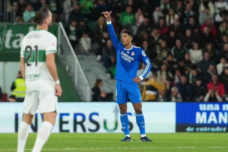 Jude Bellingham, del Real Madrid, celebra después de marcar el segundo gol de su equipo durante el partido de fútbol de La Liga española entre Elche y Real Madrid, el domingo 23 de noviembre de 2025, en Elche. (AP Foto/Alberto Saiz)