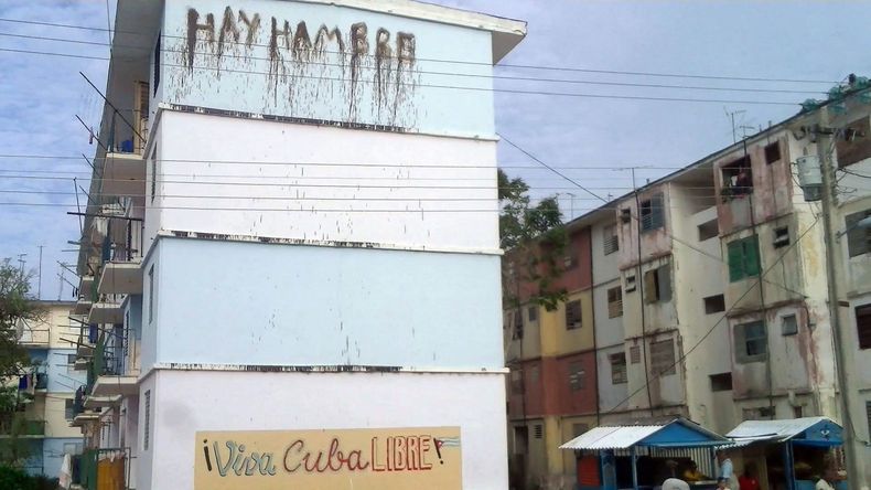 El cartel apareció encima de una pancarta gubernamental.