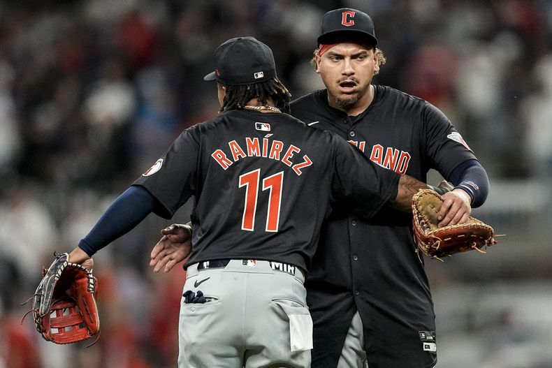 Josh Naylor celebra con José Ramírez de los Guardianes de Cleveland la victoria 4-2 ante los Bravos de Atlanta el sábado 27 de abril del 2024. (AP Foto/Mike Stewart)